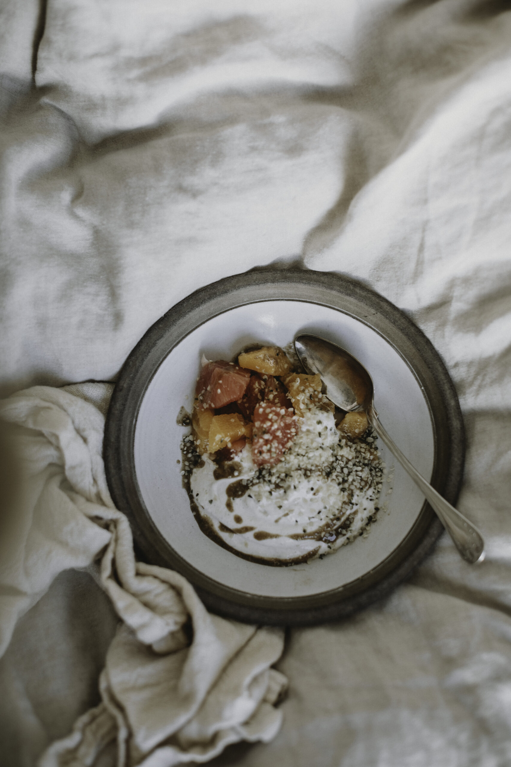 Citrussallad och tahiniyoghurt