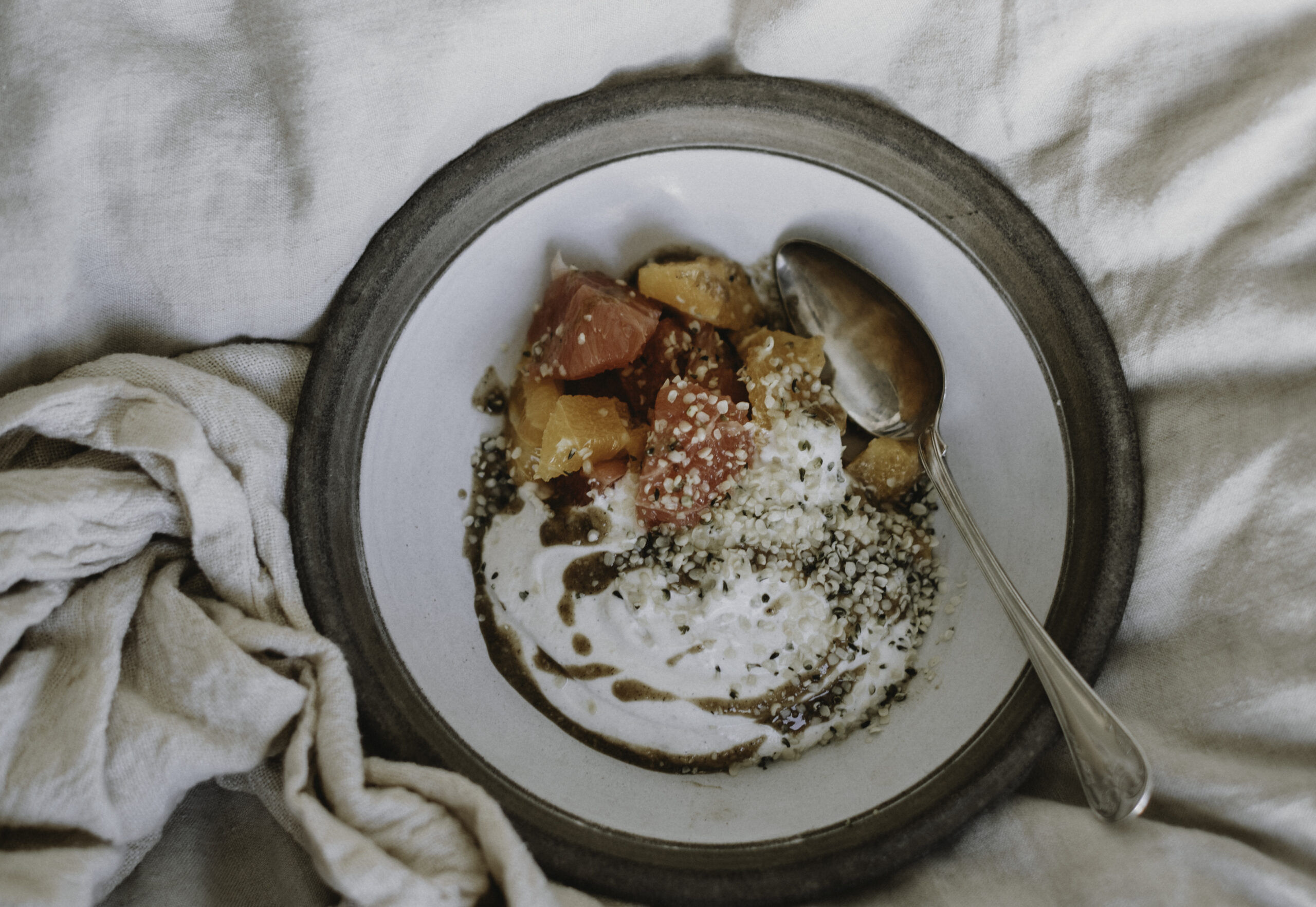 Citrussallad och tahiniyoghurt