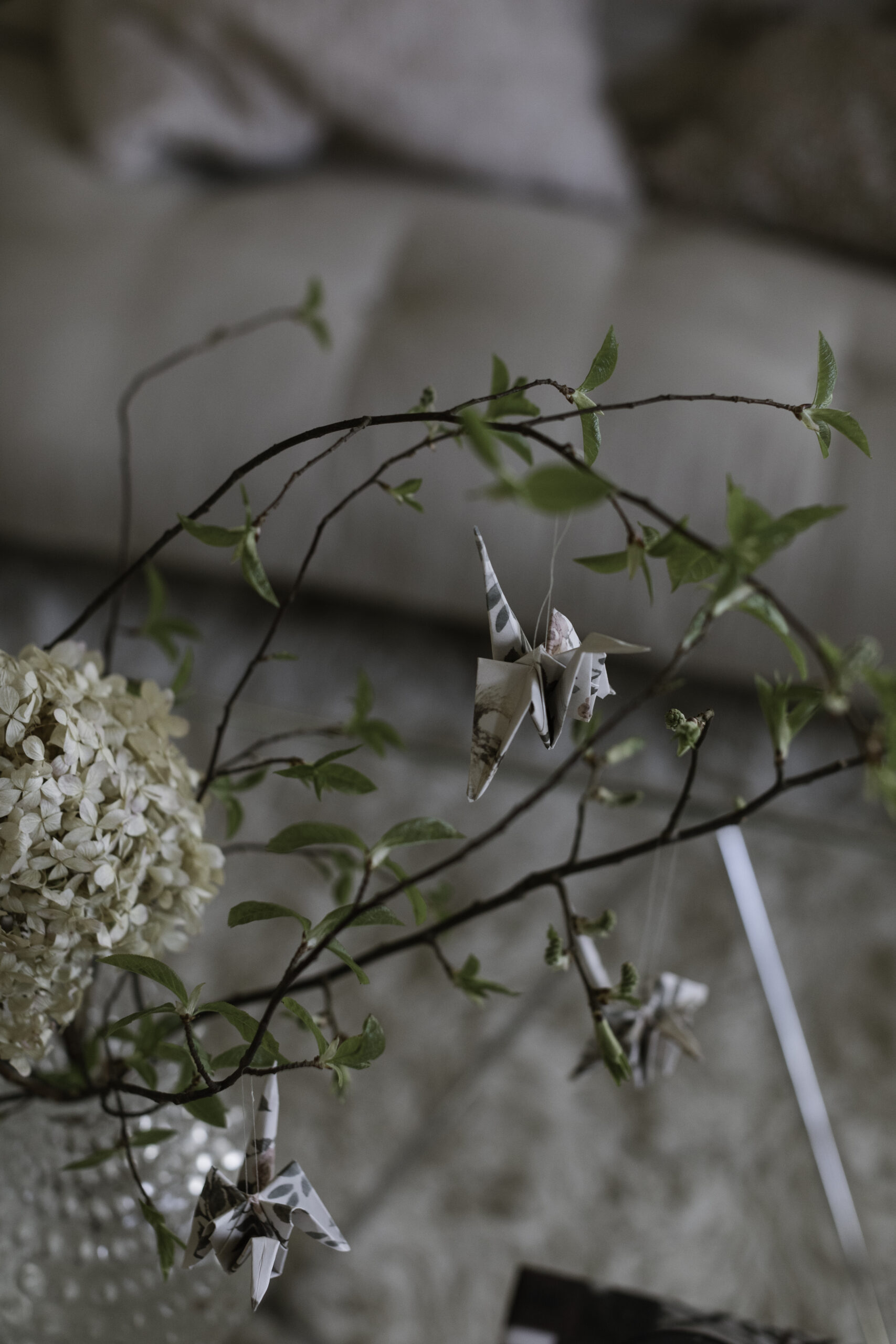 Färgade ägg och origamisvalor till påskriset