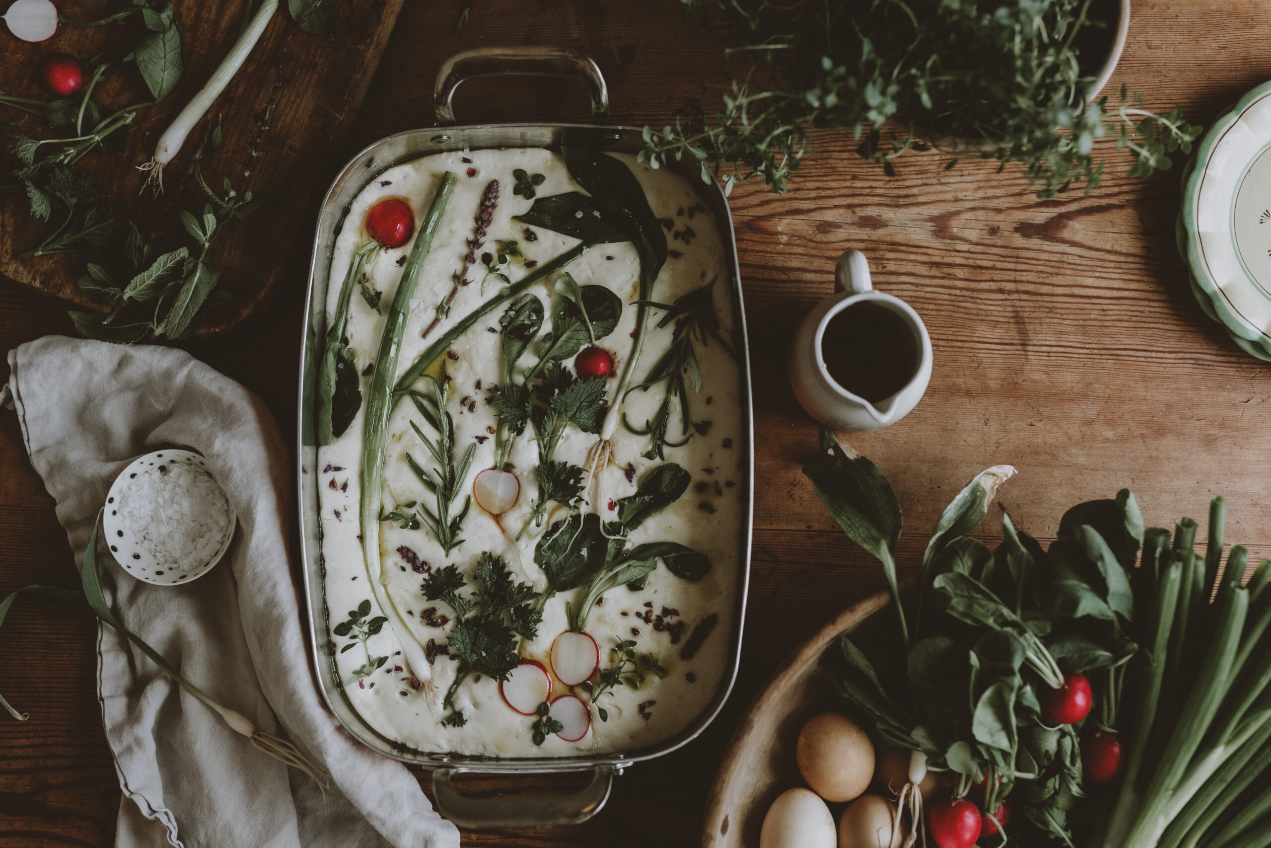 Trädgårdsfocaccia med vårprimörer