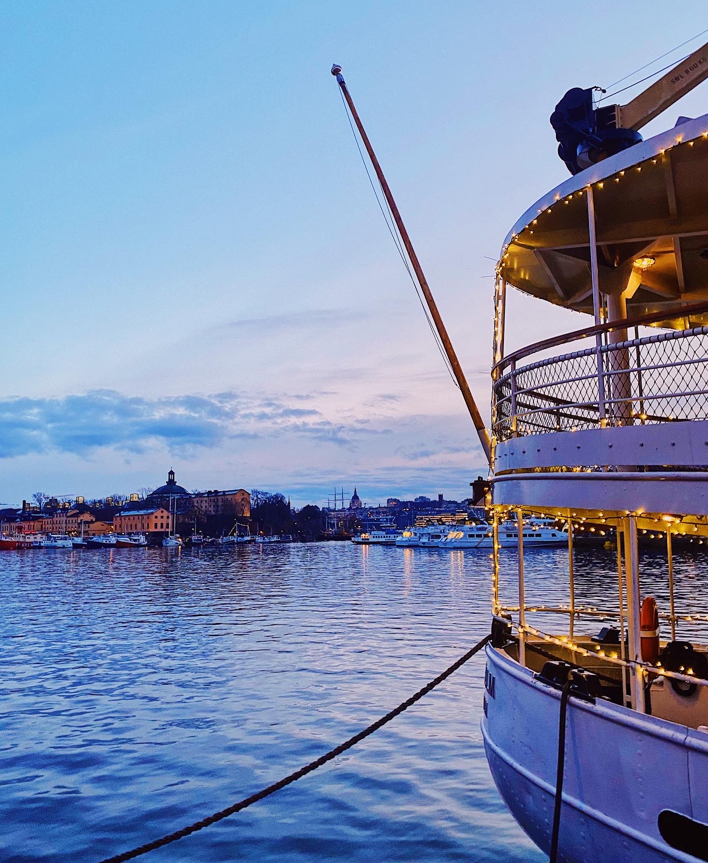 Bo i Stockholm, Helsingfors och Santa Monica