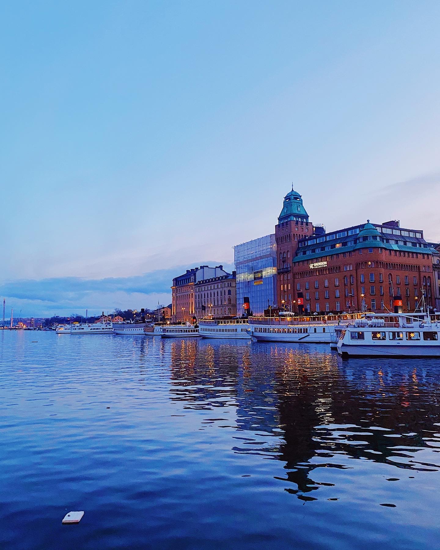 Bo i Stockholm, Helsingfors och Santa Monica