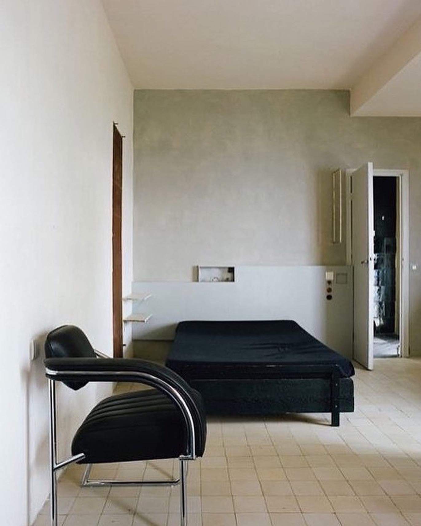 EILEEN GRAY E.1027