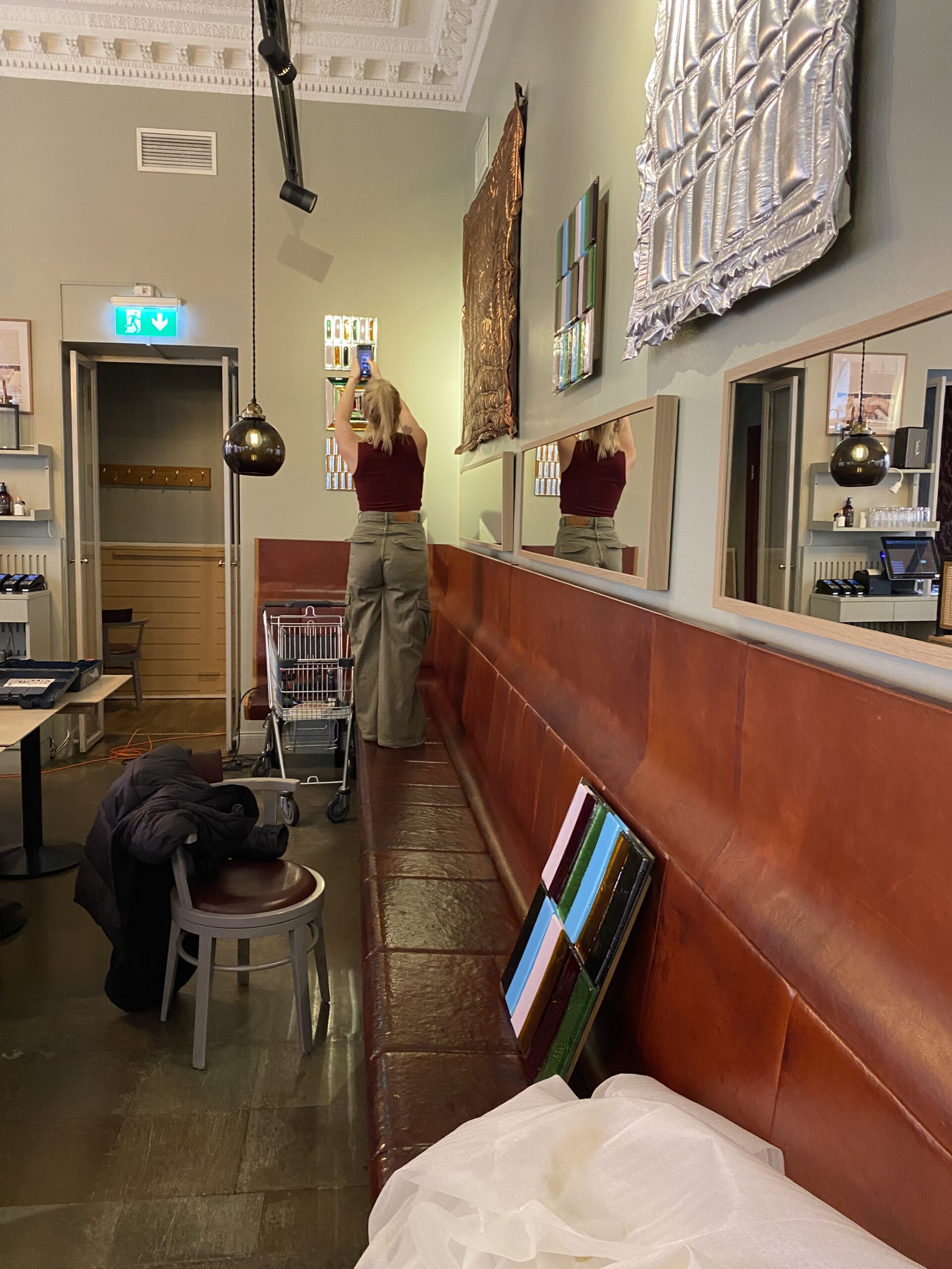 Hänger utställning och snart vernissage