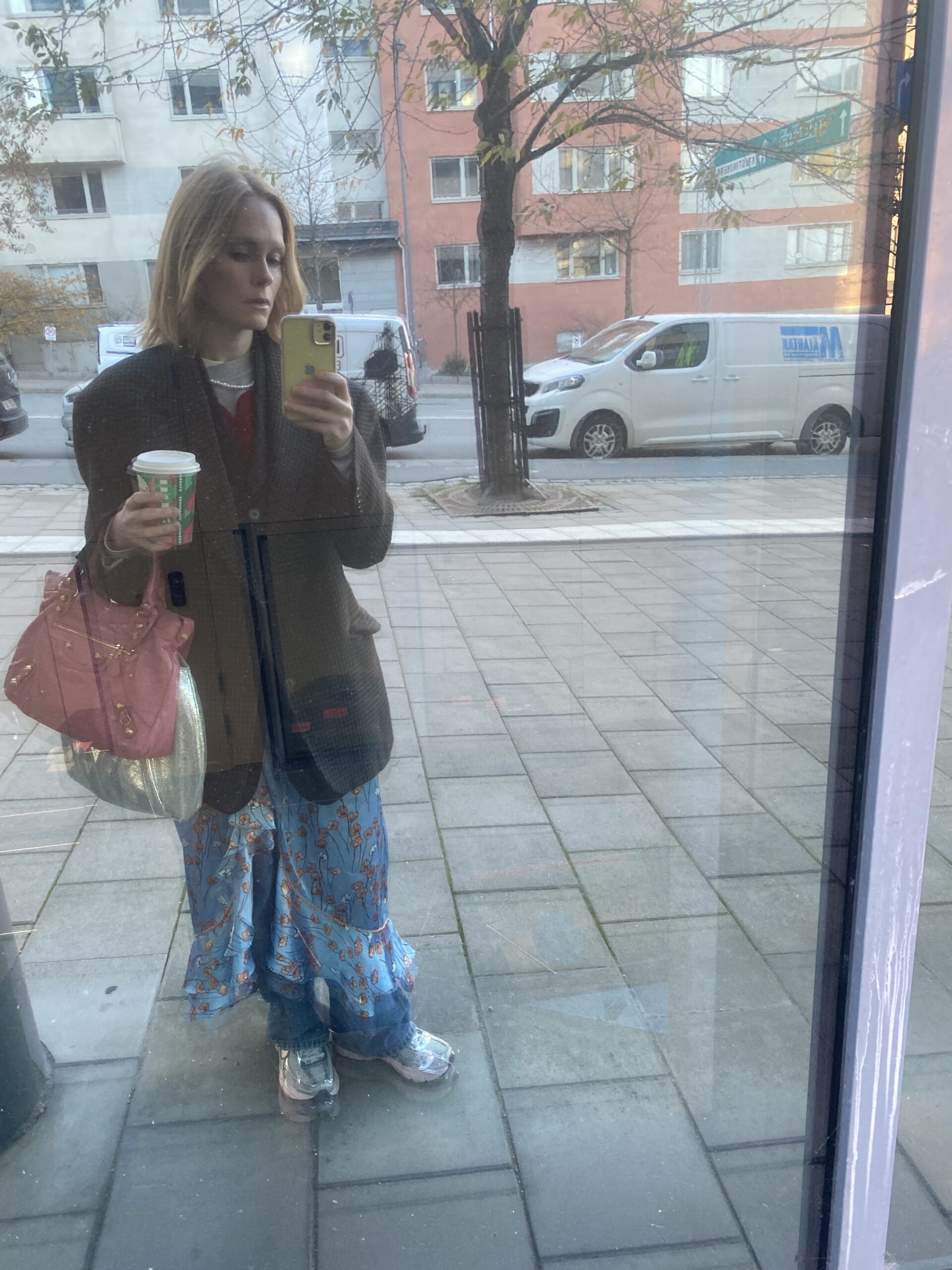 Inleder helgen i soffan