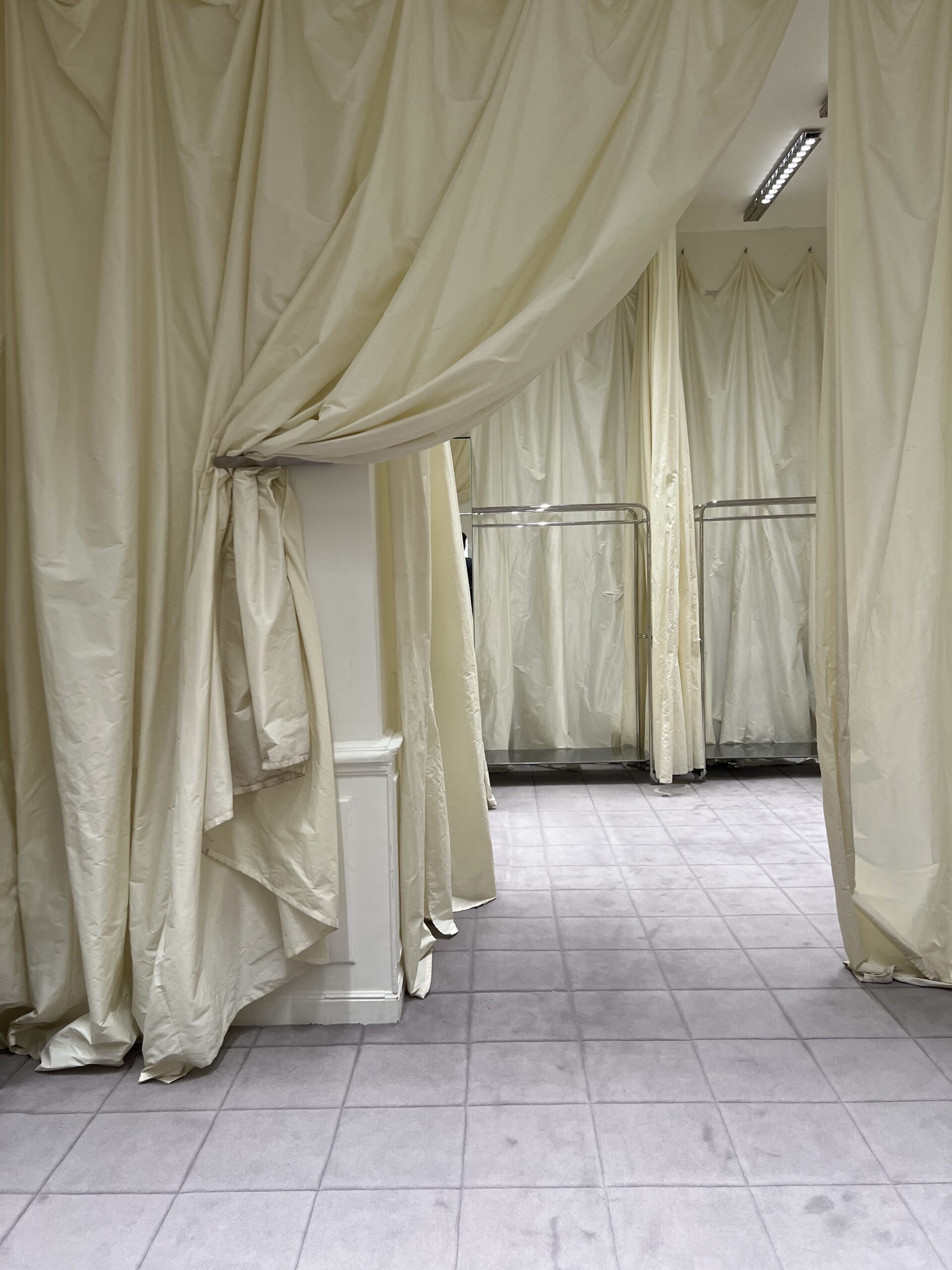 September mood with Paris designer vintage guide