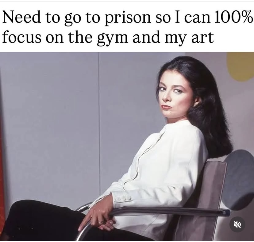 Färgkombos, tapet i tak och tavlor på höjd