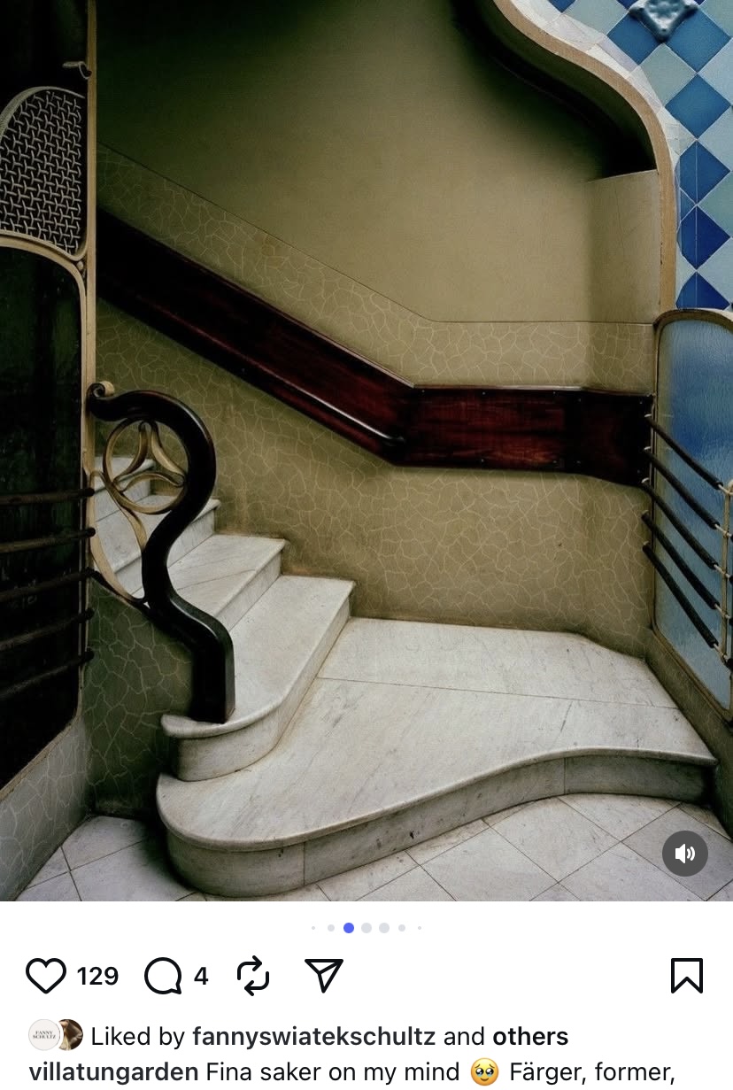 Färgkombos, tapet i tak och tavlor på höjd