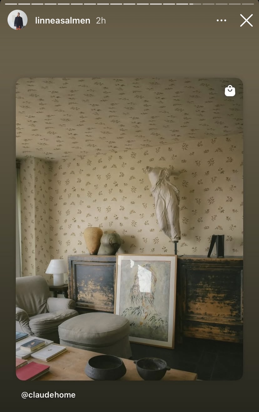 Färgkombos, tapet i tak och tavlor på höjd