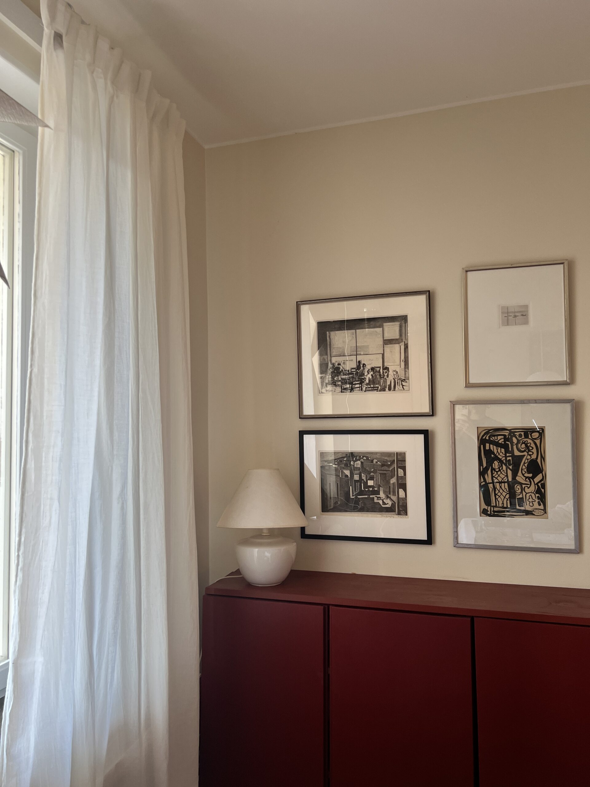 Minikjol och jag har hängt upp ett draperi