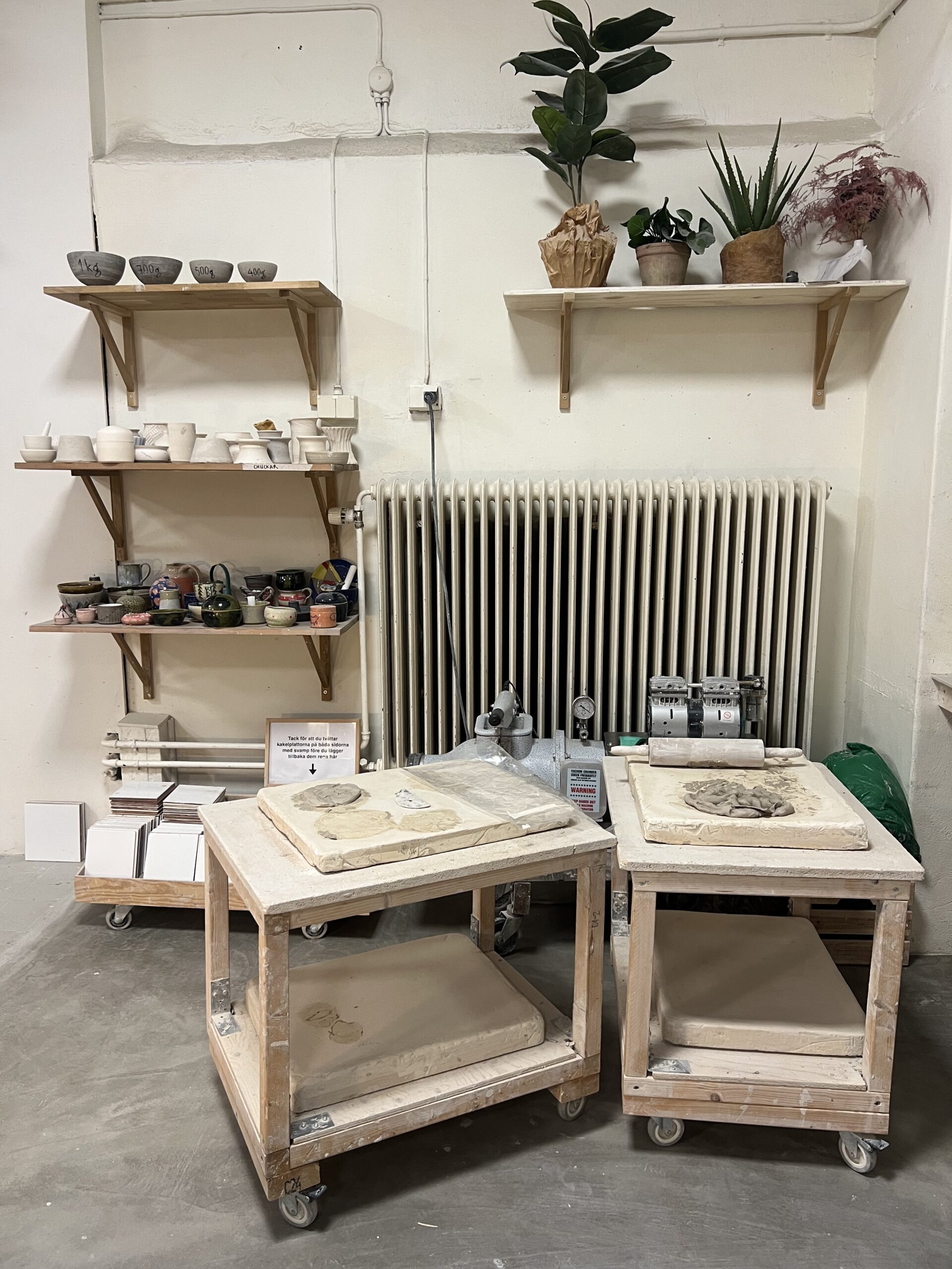 Garden reveries, vintage interior and ceramic project at Drejverkstaden