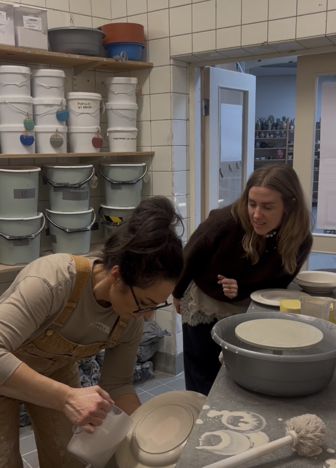 Garden reveries, vintage interior and ceramic project at Drejverkstaden