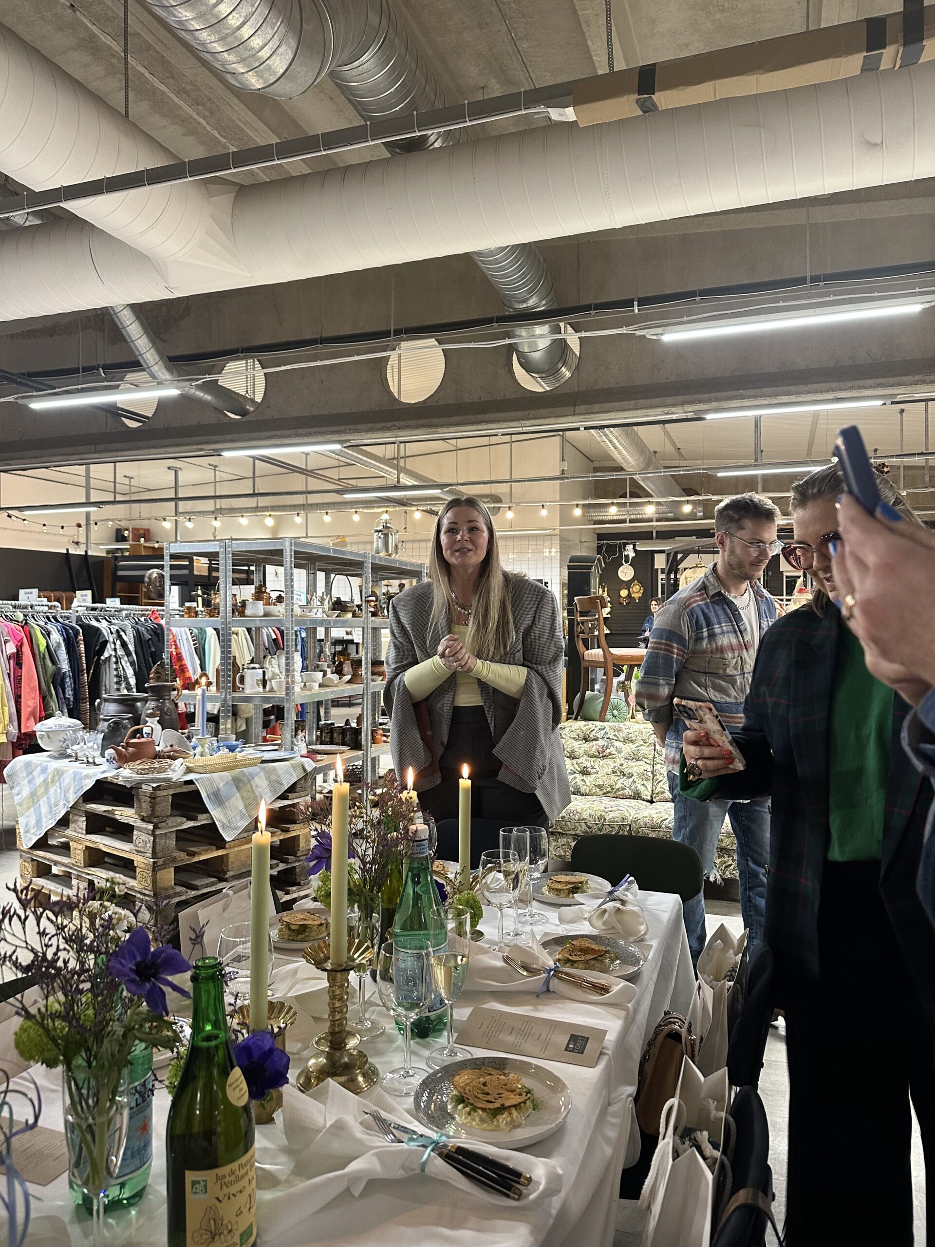 En kväll fylld av second hand, samtal och räddad mat