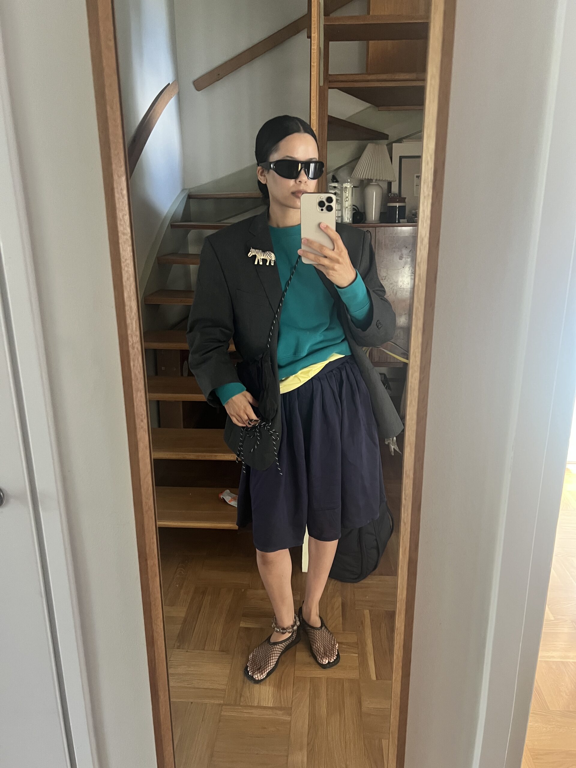 Parfym, vita jeans och en snygg potatis