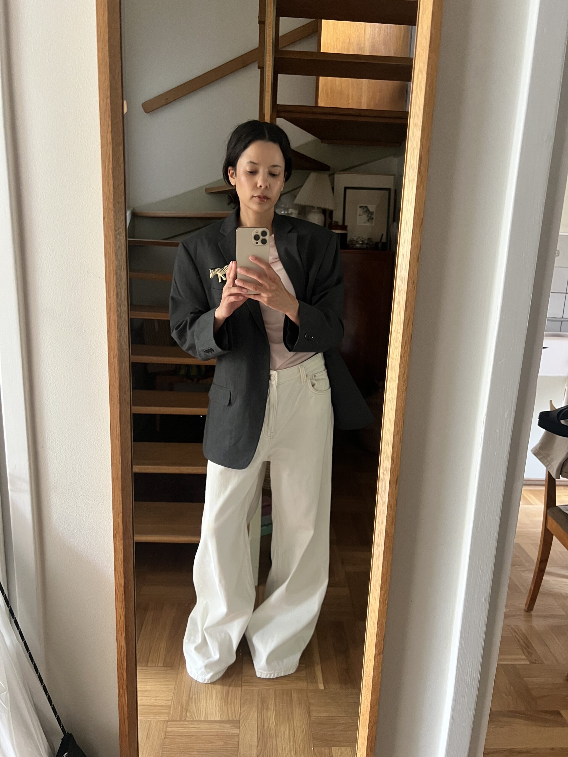 Parfym, vita jeans och en snygg potatis